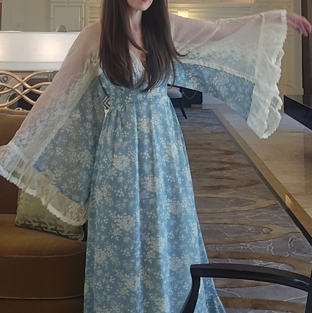 Gunne Sax By Jessica Rare 1970s Dress Floral Calico w/ Lace Cape Sleeves